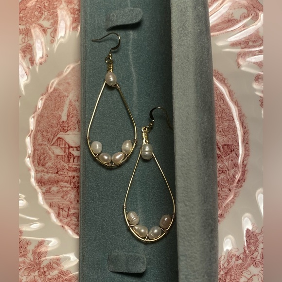 ๐ Tara Designs beautiful handmade gold tone freshwater pearl drop earrings. - Picture 1 of 4
